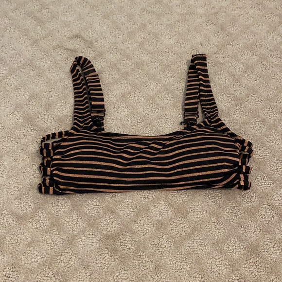 A bundle of bathing suits - Picture 4 of 6